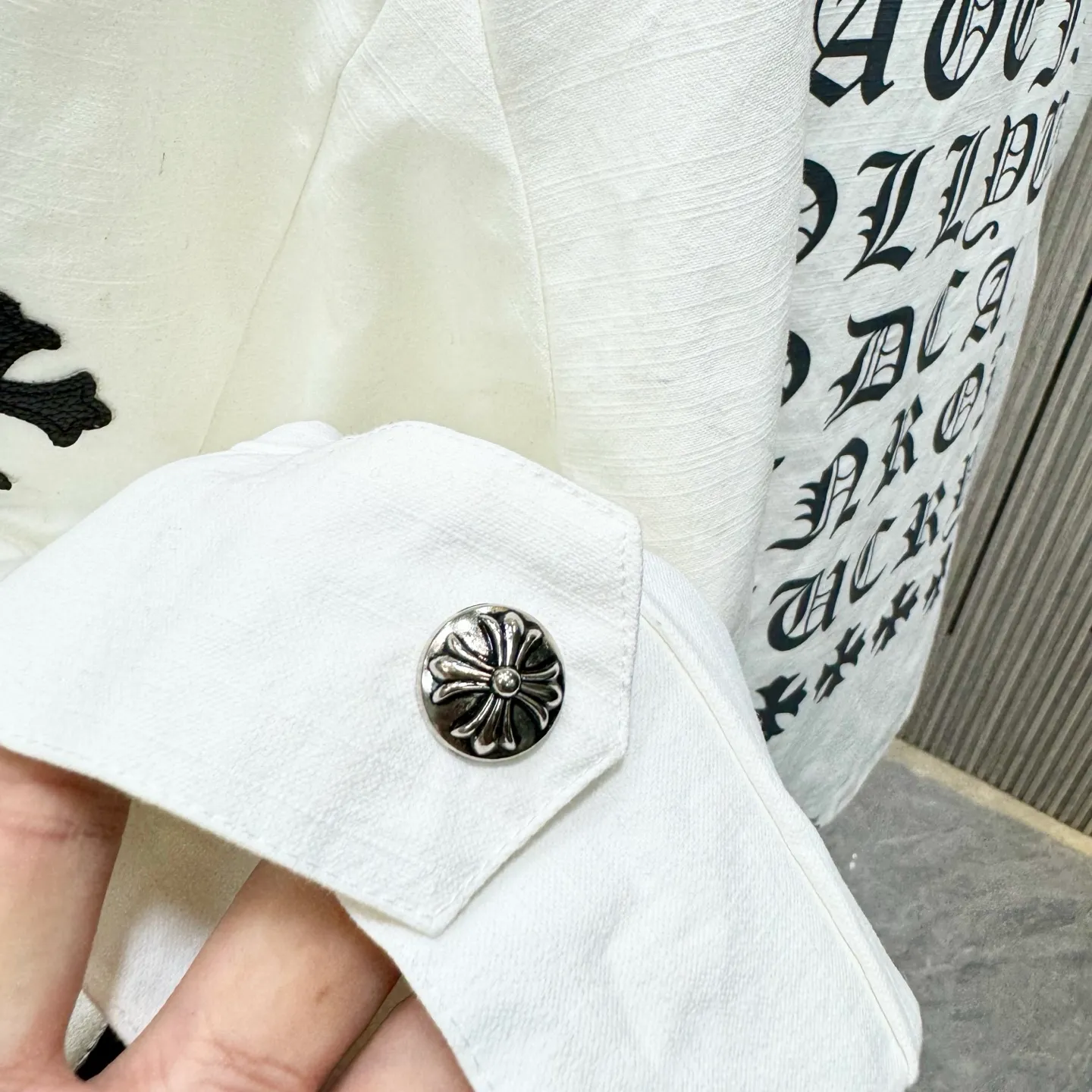 🅿️410 CH Croxin is first launched on the official website. It is rarely available through trade channels and overseas high-quality products are sold in limited quantities. An example of a classic jacket product, the trademark with dark patterns all over the body highlights the brand recognition. This jacket is both warm and lightweight. The latest model is launched in the same style at the counter. The ultra-authentic upper body instantly transforms into an oppa. The simple and fashionable three-dimensional tailoring has unique craftsmanship. The upper body effect is excellent and shows a confident temperament. In addition to daily leisure, it can also be worn for outdoor sports. It is also a good choice for travel. It is relaxed and casual and shows a masculine temperament. Color: Black Size: S/M/L/Xl/XXl